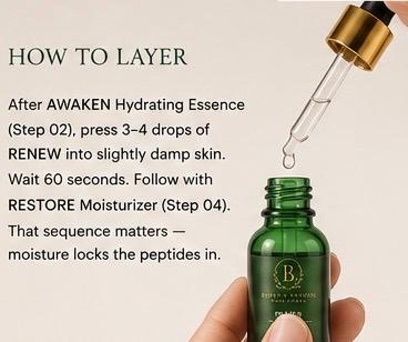 Op de afbeelding: Een groen glazen druppelflesje met een gouden dop en een doorzichtige glazen pipet. De tekst luidt: HOW TO LAYER. After AWAKEN Hydrating Essence (Step 02), press 3-4 drops of RENEW into slightly damp skin. Wait 60 seconds. Follow with RESTORE Moisturizer (Step 04).