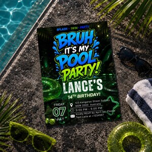 Könnte beinhalten: Eine rechteckige Einladungskarte für eine Poolparty mit auffälligem blauem und grünem Text: SPLASH SWIM PARTY BRUH IT'S MY POOL PARTY! LANCE'S 14TH BIRTHDAY! FRIDAY 07 JULY, inklusive Veranstaltungsdetails wie Adresse, Uhrzeit und Kontaktinformationen.