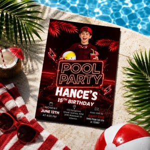 Puede incluir: Un folleto de invitación rectangular para la fiesta en la piscina del 15 cumpleaños de Hance el 12 de junio a las 16:00 horas. El diseño presenta a una persona sonriente con gorra roja, un letrero de neón POOL PARTY y detalles del evento.