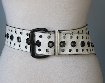 Mod White Belt / Vtg 60 / Wide Leather belt in white with continuous grommets