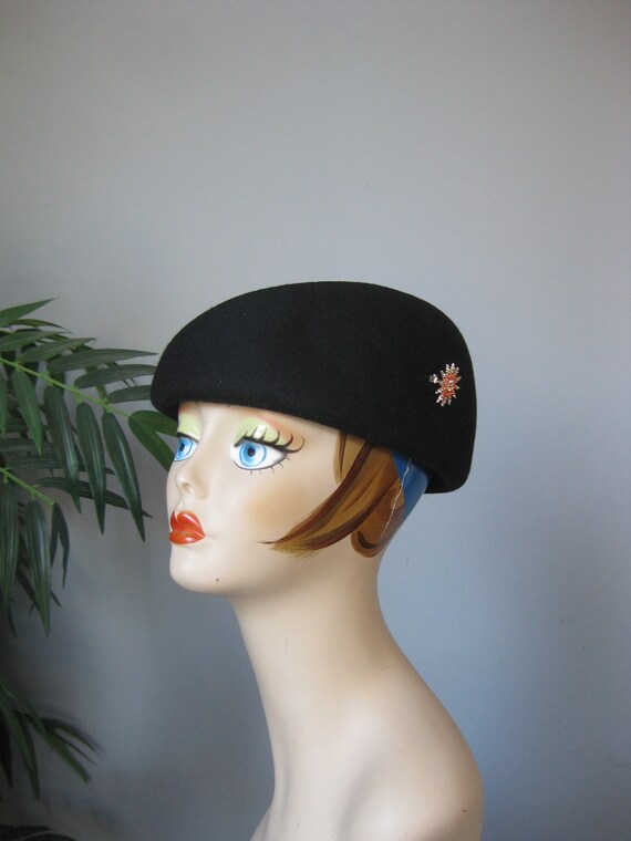 Sculptural Black Hat / Vtg 50s /Black Felt hat wit