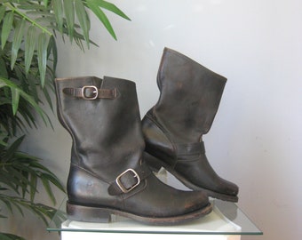 Frye Veronica Stiefel / Damengröße 7,5 / Schwarze, mittelkalbige Engineer-Motorradstiefel aus Leder mit Schnallen, Größe 7,5