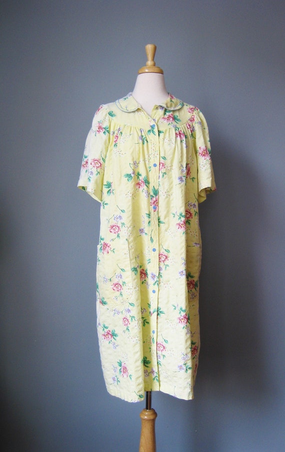Flowered House Coat / Vtg 60s / Smart Time Snap Fr
