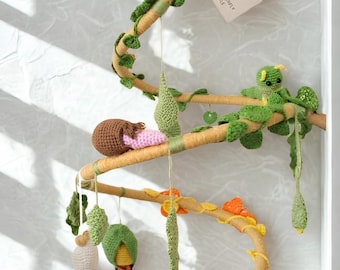 Giostrina all'uncinetto con il ciclo vitale della farfalla, decorazione Montessori per la cameretta, giocattolo educativo.