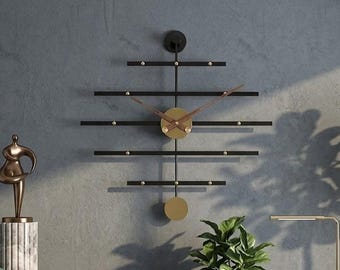 Puede incluir: Un reloj de pared con marco de metal negro de barras horizontales, detalles en tono dorado y un péndulo circular central dorado. El reloj tiene manecillas delgadas de color marrón oscuro y presenta una estructura de diseño lineal y geométrico.