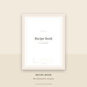 Könnte beinhalten: Ein weißes Rezeptbuch-Cover mit einem dünnen Rand, das den Text "Recipe Book" in einer großen Serifenschrift zeigt, gefolgt von "MY FAVOURITE RECIPES" und Zeilen für Name, Datum und Uhrzeit auf einem hellbeigen Hintergrund.