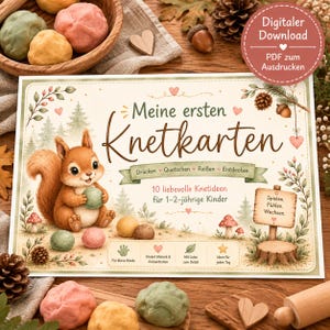 Op de afbeelding: Een rechthoekige activiteitenkaart getiteld Meine ersten Knetkarten met een illustratie van een eekhoorn, boselementen zoals paddenstoelen en dennenappels, en tekst waaronder Drücken, Quetschen, Reißen, Entdecken en 10 liebevolle Knetideen für 1-2-jährige Kinder.