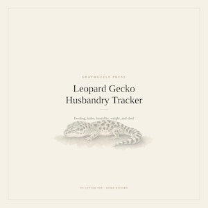 Może przedstawiać: Cyfrowa okładka dokumentu zatytułowana Leopard Gecko Husbandry Tracker od Graymuzzle Press. Tekst zawiera Feeding, hides, humidity, weight, and shed, z centralną ilustracją cętkowanego gekona lamparciego na jasnokremowym tle.
