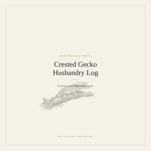 Może przedstawiać: Kremowa okładka dokumentu z tytułem Graymuzzle Press Crested Gecko Husbandry Log. Zawiera ołówkową ilustrację gekona orzęsionego siedzącego na gałęzi oraz tekst Humidity, shed, feeding, and weight i US Letter PDF.