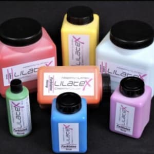 Puede incluir: Una colecci&oacute;n de siete botellas cuadradas y cil&iacute;ndricas que contienen l&iacute;quido de colores, cada una con una tapa negra. Las etiquetas de las botellas muestran el texto Lilatex en una fuente estilizada, con varios colores que incluyen rosa, amarillo, blanco, naranja, verde, azul y morado.