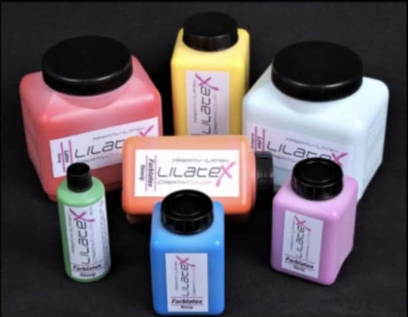 Puede incluir: Una colecci&oacute;n de siete botellas cuadradas y cil&iacute;ndricas que contienen l&iacute;quido de colores, cada una con una tapa negra. Las etiquetas de las botellas muestran el texto Lilatex en una fuente estilizada, con varios colores que incluyen rosa, amarillo, blanco, naranja, verde, azul y morado.