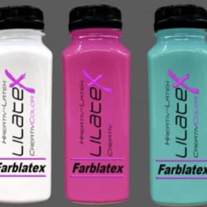 Puede incluir: Tres botellas de pl&aacute;stico con l&iacute;quido, una blanca, una rosa y una azul claro. Cada botella tiene una tapa negra y una etiqueta con el texto Kreativ-Latex Lilatex Creativcolor y Farblatex con un gr&aacute;fico de una X de color morado.