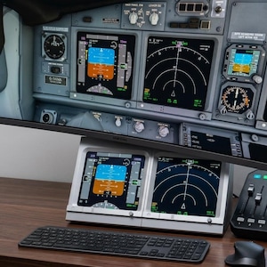 Puede incluir: Una configuración de simulador de vuelo con un monitor principal grande que muestra un panel de instrumentos de cabina, dos pantallas secundarias con datos de vuelo, un teclado negro, un ratón y una consola de control de audio.
