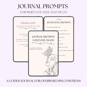 Op de afbeelding: Drie digitale tabletschermen met journal-prompts. Het middelste scherm toont de tekst Journal Prompts For Every Mood en een lijntekening van een persoon met een vlinder. De zijschermen tonen tekst onder de titels Feeling Lost en Anger.