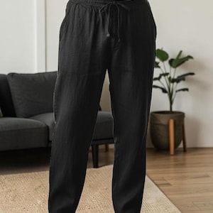 Peut inclure: Pantalon noir dot&eacute; d'une taille &eacute;lastique avec un cordon de serrage assorti. Ce pantalon pr&eacute;sente une coupe droite et d&eacute;contract&eacute;e ainsi que des poches lat&eacute;rales, offrant un design simple et fonctionnel pour un usage quotidien.