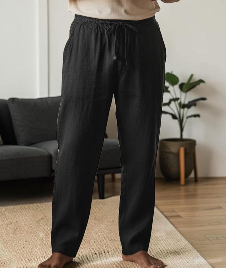 Peut inclure: Pantalon noir dot&eacute; d'une taille &eacute;lastique avec un cordon de serrage assorti. Ce pantalon pr&eacute;sente une coupe droite et d&eacute;contract&eacute;e ainsi que des poches lat&eacute;rales, offrant un design simple et fonctionnel pour un usage quotidien.