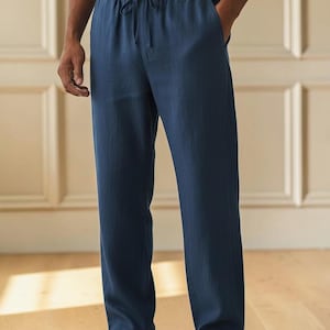 Peut inclure: Pantalon bleu marine uni dot&eacute; d'une taille &eacute;lastique avec un cordon de serrage assorti, de poches lat&eacute;rales et d'une coupe droite. Le pantalon est confectionn&eacute; dans un tissu textur&eacute; et est associ&eacute; &agrave; un haut blanc uni et des chaussures claires.