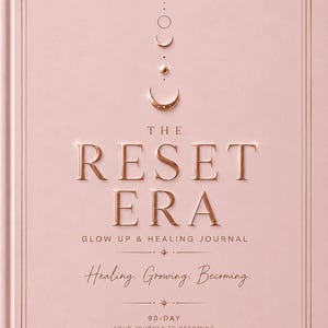 Könnte beinhalten: Ein hellrosa Journal mit dem Titel The Reset Era Collection Glow Up & Healing Journal. Der Einband zeigt roségoldenen Text, eine Mondphasengrafik und den Satz Healing. Growing. Becoming. sowie 90-Day Your Journey To Becoming Your Highest Self.