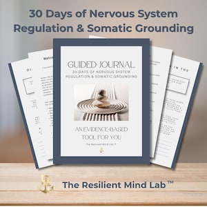 Op de afbeelding: Een begeleid dagboek getiteld 30 Days of Nervous System Regulation & Somatic Grounding, met een omslagafbeelding van gestapelde stenen op geharkt zand. Het dagboek bevat binnenpagina's met tekst en de merknaam The Resilient Mind Lab.