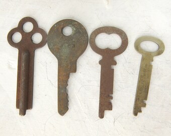 Vintage Keys Set of 4 - Rusty Old Keys - Keys in Metal - Rusty Color Keys - Keys for Crafts - Hardware for Crafting or Jewelry Making