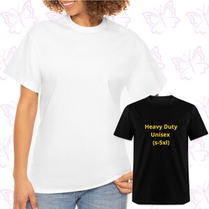 Może przedstawiać: Biała koszulka unisex z czarną koszulką unisex z napisem "Heavy Duty Unisex (s-5xl)" w kolorze ż&oacute;łtym.
