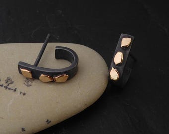 Mini aros de metal mixto - Aros pequeños en forma de J - Pendientes Huggie oxidados - Aros pequeños de plata y oro - Pendientes cotidianos hechos a mano