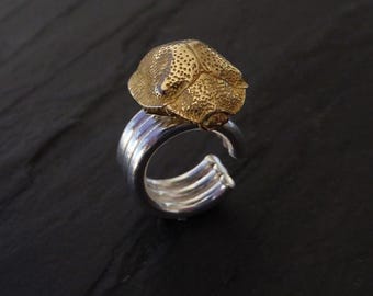 Pendiente de oreja con escarabajo - Pendiente de oreja grueso - Pendiente de oreja llamativo - Pendiente escultural - Amuleto antiguo - Símbolo de renovación, renacimiento y protección