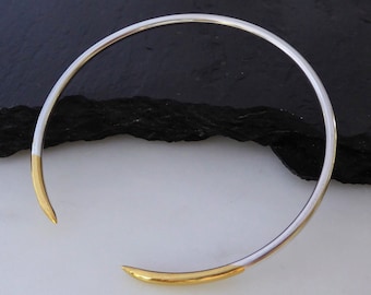 Brazalete Keum-Boo con pinchos, fabricado en plata ecológica, brazalete contemporáneo bicolor, joyería de metales mixtos.