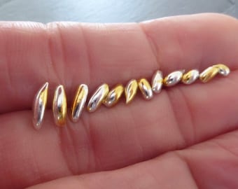 Pendientes unisex de arroz de forma libre en plata y oro ecológicos - Pequeños pendientes orgánicos fundidos - Pendientes combinables - Joyería sostenible