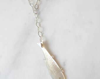 Amuleto antiguo de pez koi en cadena larga de plata de ley - Ficha de juego de nácar del siglo XIX - Símbolos de fuerza y perseverancia