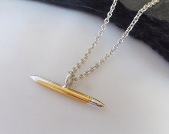 Colgante contemporáneo de pluma de Keum-Boo tallada a mano - Barra en T con punta de plata y oro de 24 quilates - Collar grande con barra de metal mixto - Unisex