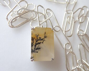 Collar minimalista contemporáneo de cuarzo dendrítico: cuarzo con inclusiones de dendrita en cadena de clip de plata. Collar artesanal.