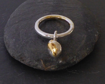 Anillo colgante con dije de guijarro dorado - Anillo colgante de oro - Anillo con dije deslizante - Plata reciclada - Anillo de plata y oro - Joyería sostenible