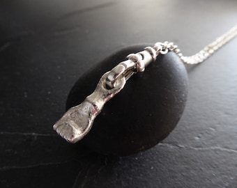 Colgante antiguo de amuleto de puño cerrado en cadena larga de plata - Talismán de Oriente Próximo fundido hace 3000 años - Amuleto de buena suerte