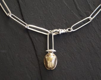 Collar de cadena con clip forjado a mano - Cadena larga de eslabones de plata hecha a mano con escarabajo dorado - Fundición de escarabajo petrificado del siglo XIX