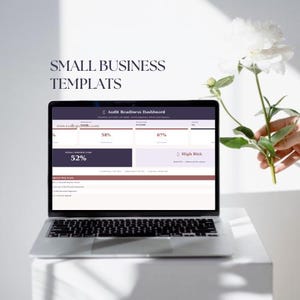 Op de afbeelding: Een laptop met een Audit Readiness Dashboard met datavisualisaties, percentages en een High Risk indicator. Het scherm toont de tekst www.reallygreatsite.com. Boven de laptop staat de tekst SMALL BUSINESS TEMPLATES.
