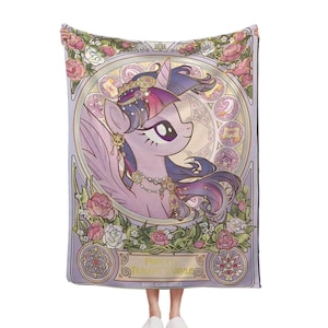 Könnte beinhalten: Eine rechteckige Wohndecke mit einem lila Pony mit Horn und Flügeln, das mit Schmuck und einer Krone verziert ist. Das Design umfasst florale Bordüren, kreisförmige Rahmen und den Text Princess Twilight Sparkle am unteren Rand.