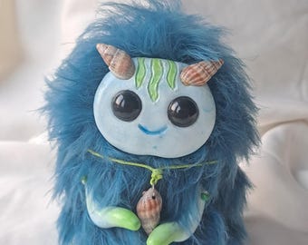 Sea Spirit Monster Art-pop, mixed media fantasiewezen, pluizige knuffel polymeerklei, hoorns van de zeeschelp van marmara, schattig verzamelmonster