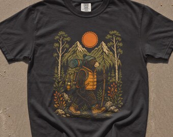 Maglietta con orso da escursionismo, grafica montagna/foresta, maglietta vintage per avventure all'aria aperta, regalo Comfort Colors® per gli amanti del campeggio