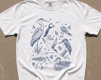 Maglietta vintage anni '90 con uccelli acquatici, grafica con airone, pulcinella di mare, martin pescatore e anatra, tema fauna selvatica delle zone umide. Maglietta Comfort Colors®