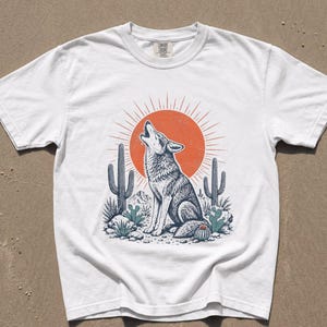 T-shirt med ylande prärievarg, grafik över sydvästra öknen, retro kaktuskonst med solsken, Comfort Colors® västerländsk naturgåva bild 1