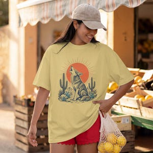 T-shirt med ylande prärievarg, grafik över sydvästra öknen, retro kaktuskonst med solsken, Comfort Colors® västerländsk naturgåva bild 6