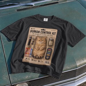Camiseta con estampado de gato atigrado "Kit de Control Humano", camiseta con estampado de empaque de juguete vintage, colores cómodos retro extragrandes, meme divertido de gato, regalo para amantes de los animales imagen 2