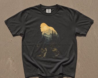 Maglietta Bigfoot Mountain Forest, grafica Sasquatch a doppia esposizione, maglietta vintage con creature criptiche e natura, regalo Comfort Colors® per gli amanti del campeggio