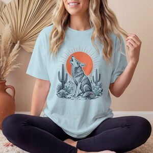T-shirt med ylande prärievarg, grafik över sydvästra öknen, retro kaktuskonst med solsken, Comfort Colors® västerländsk naturgåva bild 4