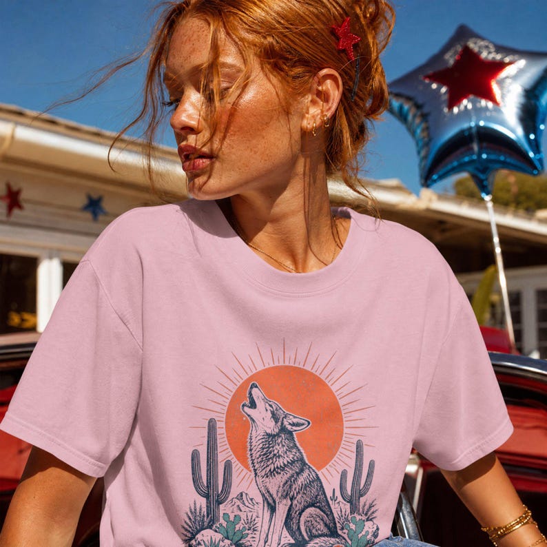 T-shirt med ylande prärievarg, grafik över sydvästra öknen, retro kaktuskonst med solsken, Comfort Colors® västerländsk naturgåva bild 8