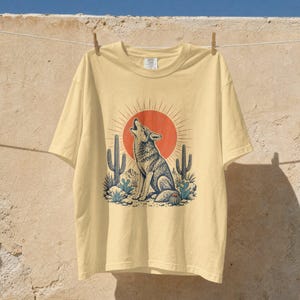 T-shirt med ylande prärievarg, grafik över sydvästra öknen, retro kaktuskonst med solsken, Comfort Colors® västerländsk naturgåva bild 2