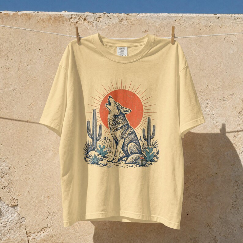 T-shirt med ylande prärievarg, grafik över sydvästra öknen, retro kaktuskonst med solsken, Comfort Colors® västerländsk naturgåva bild 2