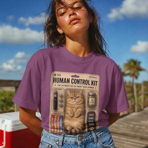 Camiseta con estampado de gato atigrado "Kit de Control Humano", camiseta con estampado de empaque de juguete vintage, colores cómodos retro extragrandes, meme divertido de gato, regalo para amantes de los animales imagen 7
