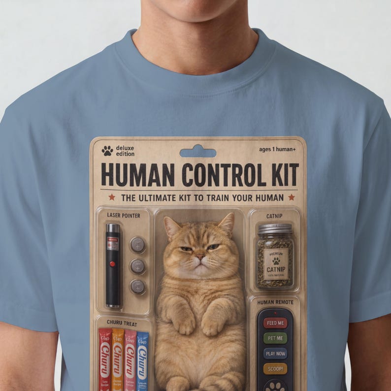 Camiseta con estampado de gato atigrado "Kit de Control Humano", camiseta con estampado de empaque de juguete vintage, colores cómodos retro extragrandes, meme divertido de gato, regalo para amantes de los animales imagen 5
